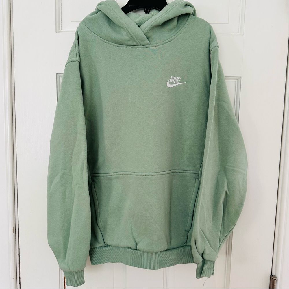 Sportswear Club Fleece
Pullover Girls Hoodie Color: Steam Sz: Large